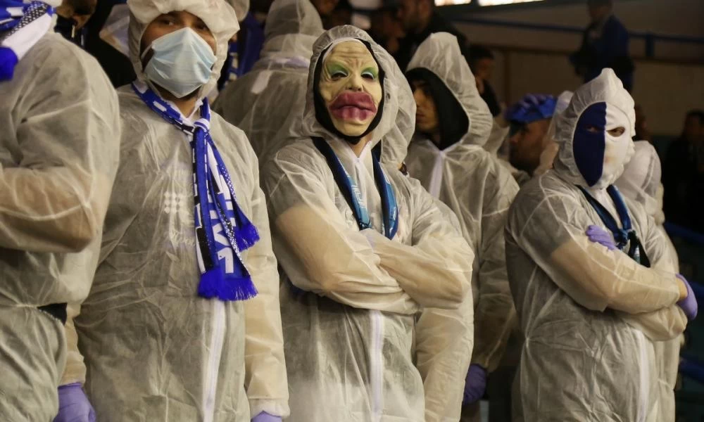 Οι οπαδοί του Ηρακλή στις κερκίδες με ειδικές στολές για τον κορωνοϊό